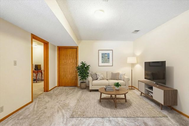 585 High Ridge Circle, Mendota Heights, MN 55118