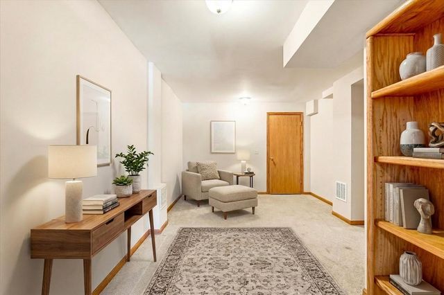 585 High Ridge Circle, Mendota Heights, MN 55118