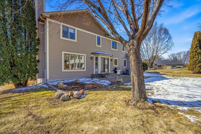 585 High Ridge Circle, Mendota Heights, MN 55118