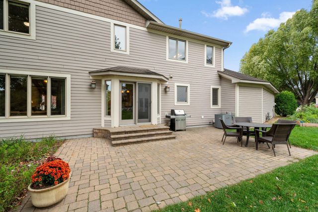 585 High Ridge Circle, Mendota Heights, MN 55118