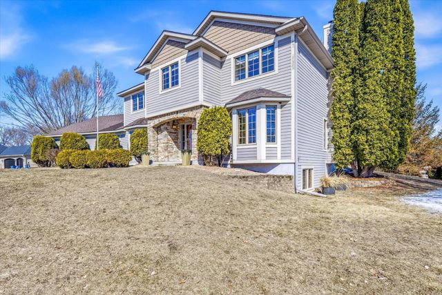 585 High Ridge Circle, Mendota Heights, MN 55118