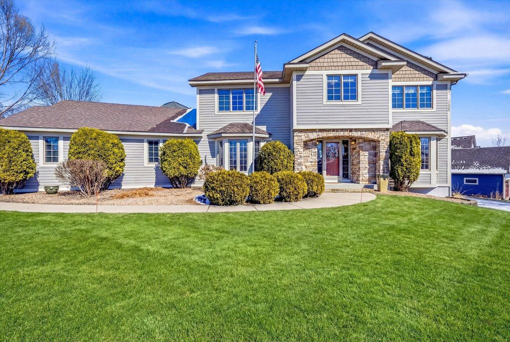 585 High Ridge Circle, Mendota Heights, MN 55118