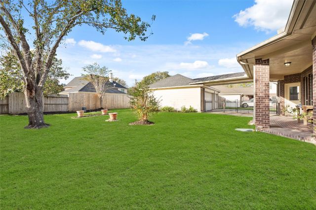 308 Meadow Trail Court, Friendswood, TX 77546