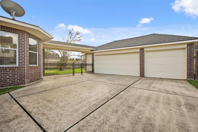 308 Meadow Trail Court, Friendswood, TX 77546