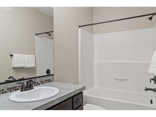 2964 Nw PARKHURST Ter, Portland, OR 97229