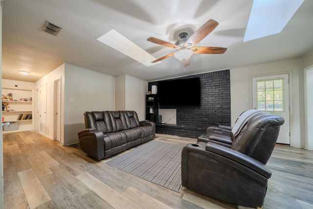 1129 Garden Dr, Longview, TX 75603