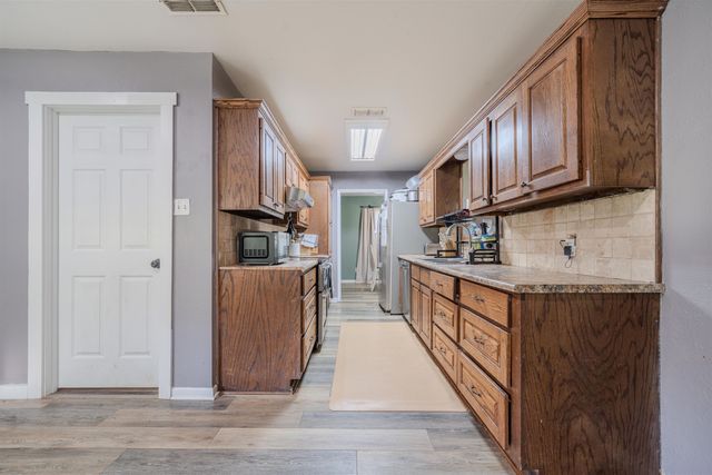 1129 Garden Dr, Longview, TX 75603