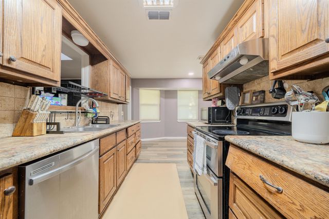 1129 Garden Dr, Longview, TX 75603