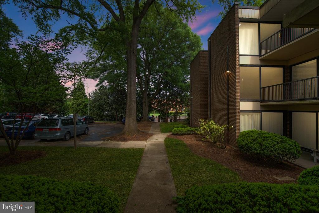 Image 20 of property listing at 9804 GEORGIA AVE #23-302, Silver Spring, MD 20902
