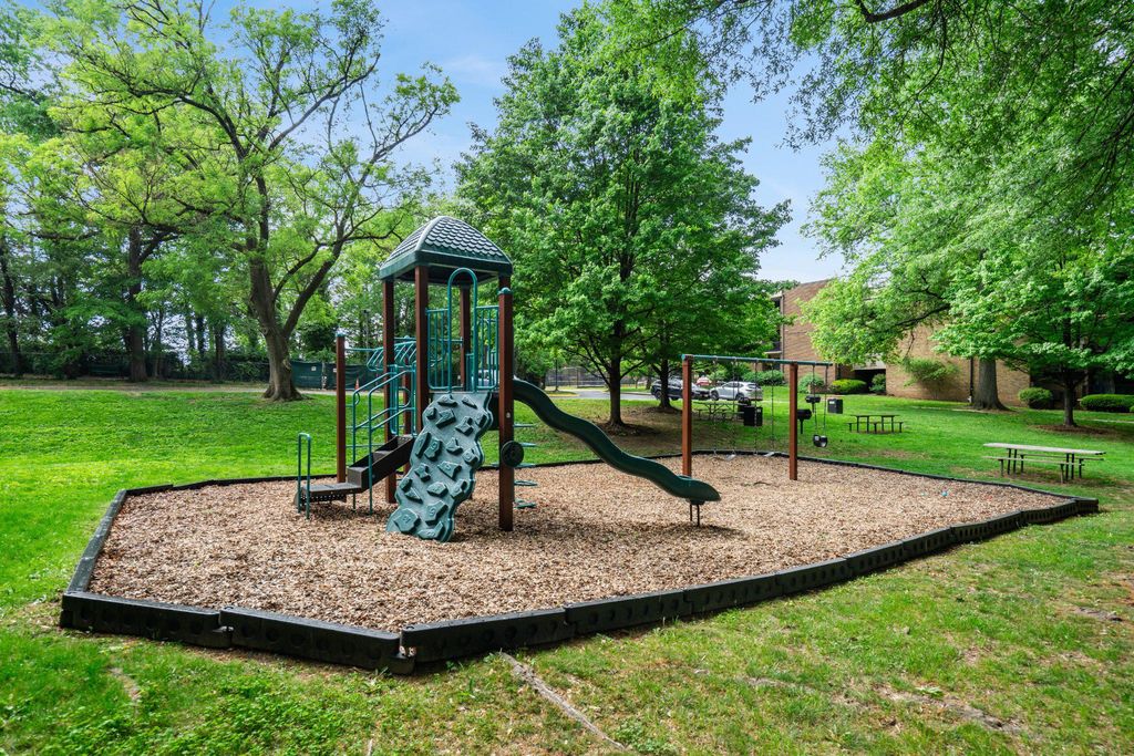 Image 23 of property listing at 9804 GEORGIA AVE #23-302, Silver Spring, MD 20902