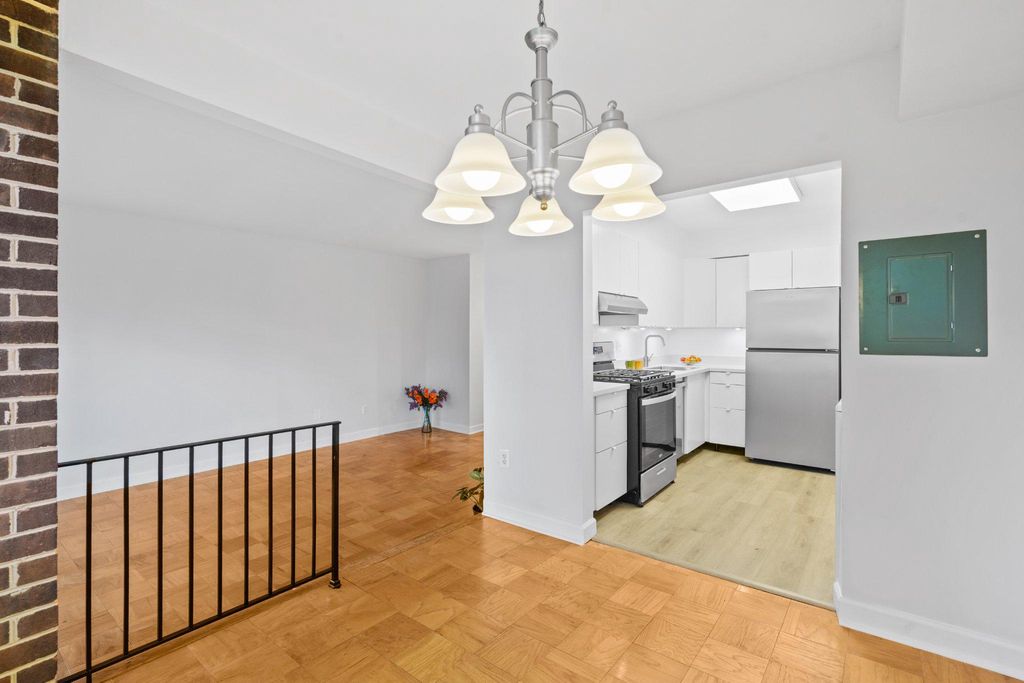 Image 6 of property listing at 9804 GEORGIA AVE #23-302, Silver Spring, MD 20902