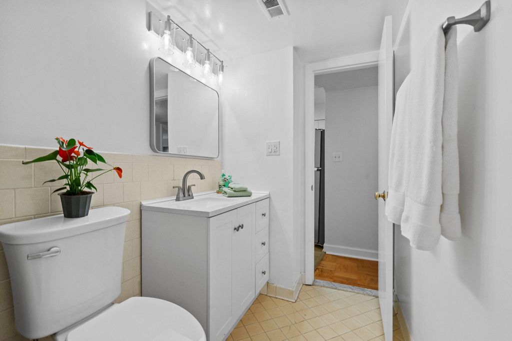 Image 9 of property listing at 9804 GEORGIA AVE #23-302, Silver Spring, MD 20902