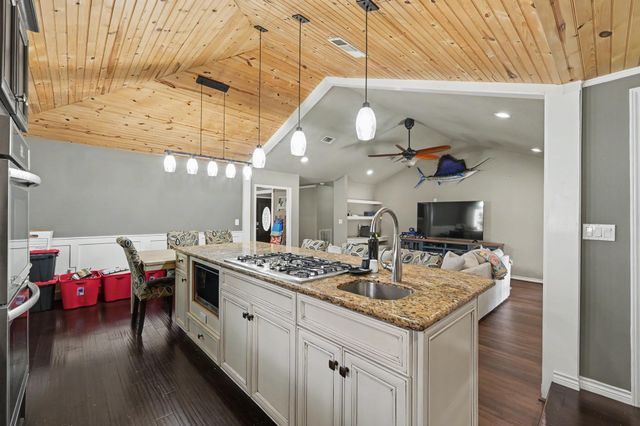 9820 W Shore Drive, Willis, TX 77318