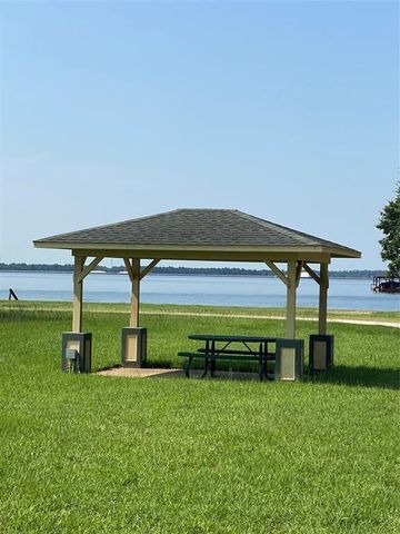 9820 W Shore Drive, Willis, TX 77318