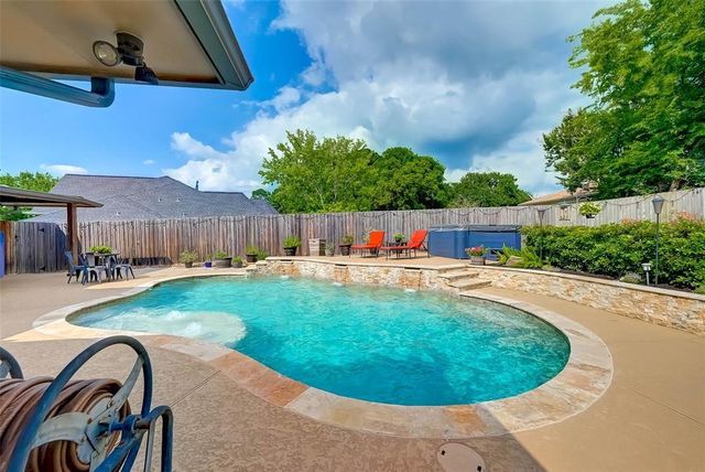 9820 W Shore Drive, Willis, TX 77318
