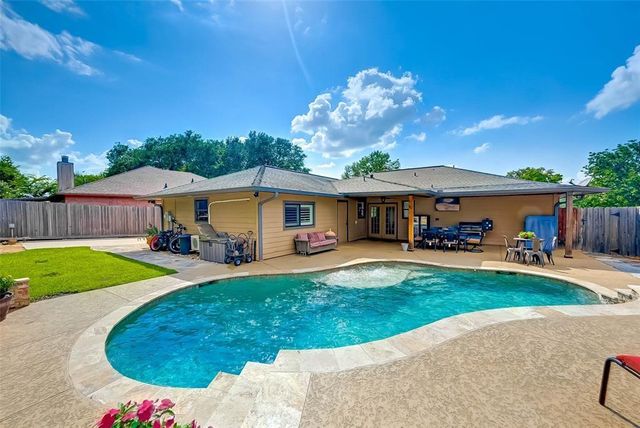 9820 W Shore Drive, Willis, TX 77318