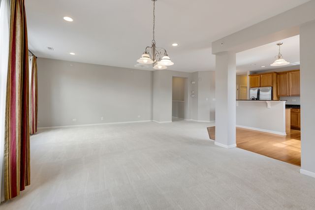 1376 Scarboro Road 1003, Schaumburg, IL 60193