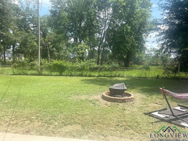 802 Pamela Dr, Marshall, TX 75672