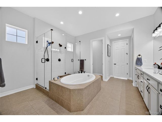 27560 E Lakeview Dr, Aurora, CO 80016