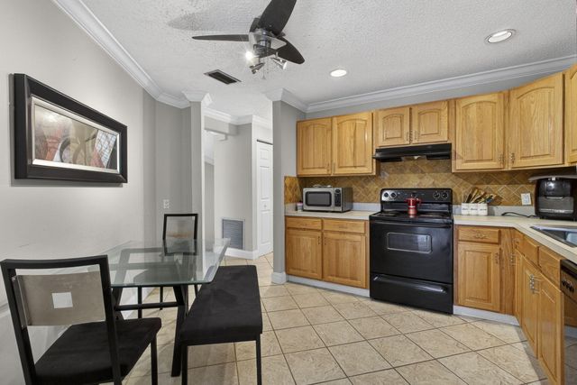 9 Lexington Lane E F, Palm Beach Gardens, FL 33418