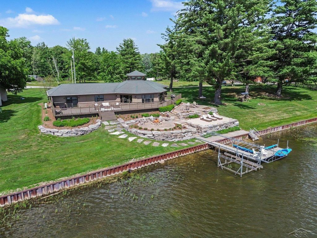 4991 N Pointe Drive, Edenville Twp, MI 48657