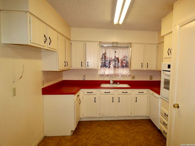 19280 Blume, Lytle, TX 78052