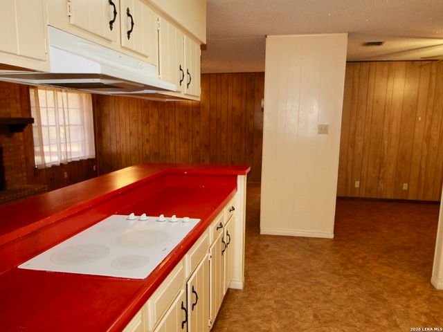 19280 Blume, Lytle, TX 78052