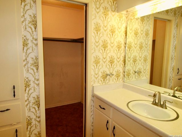 19280 Blume, Lytle, TX 78052