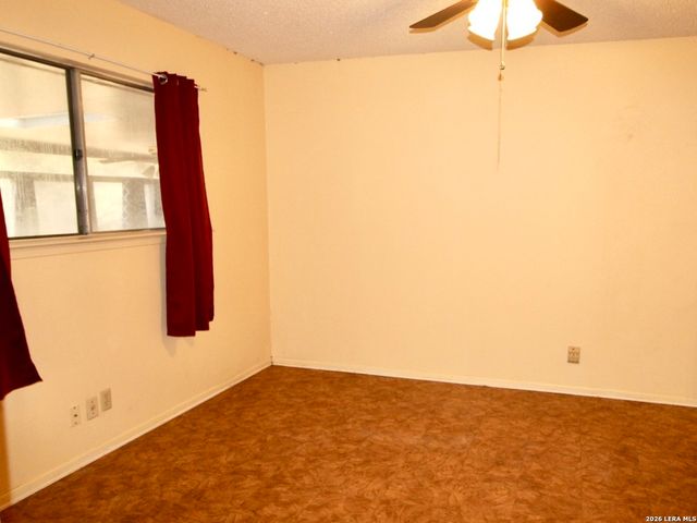 19280 Blume, Lytle, TX 78052