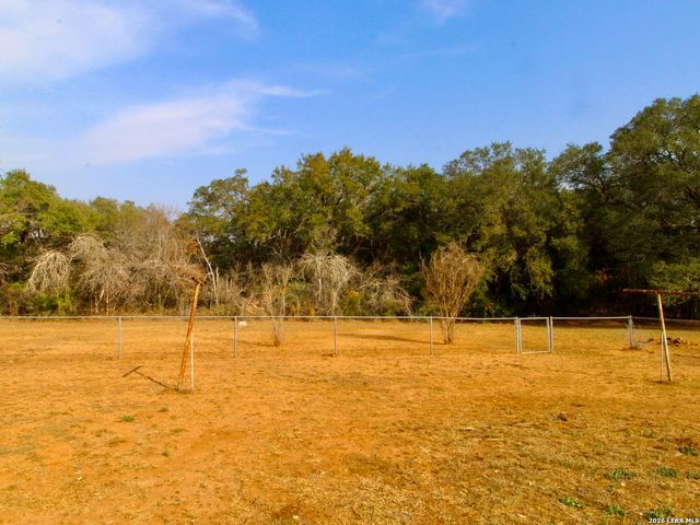 19280 Blume, Lytle, TX 78052