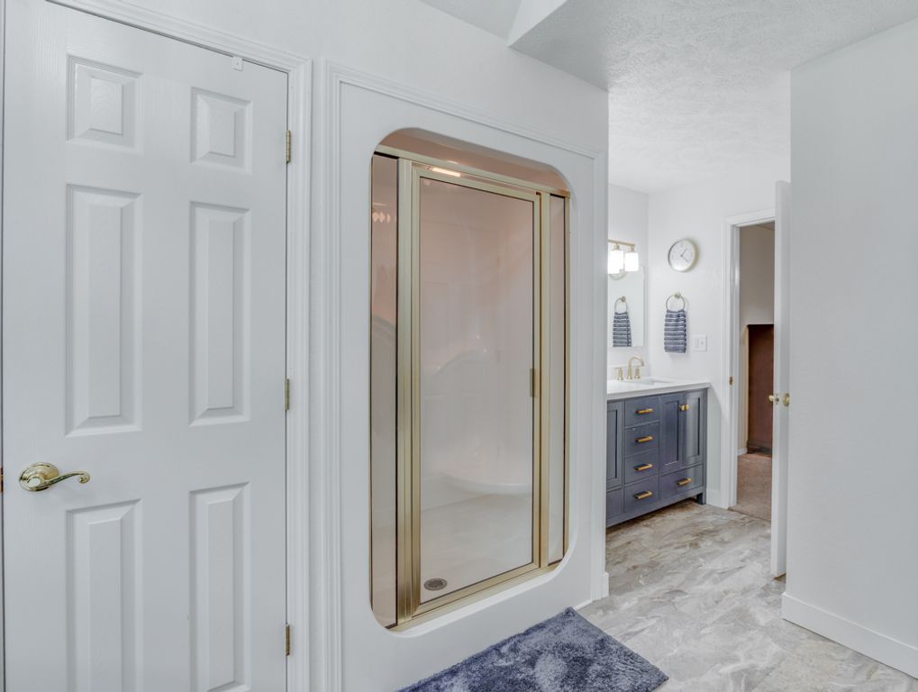Image 12 of property listing at 14798 N Serenity Lane, Mt Vernon, IL 62864