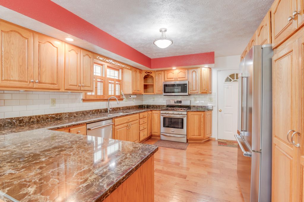 Image 20 of property listing at 14798 N Serenity Lane, Mt Vernon, IL 62864