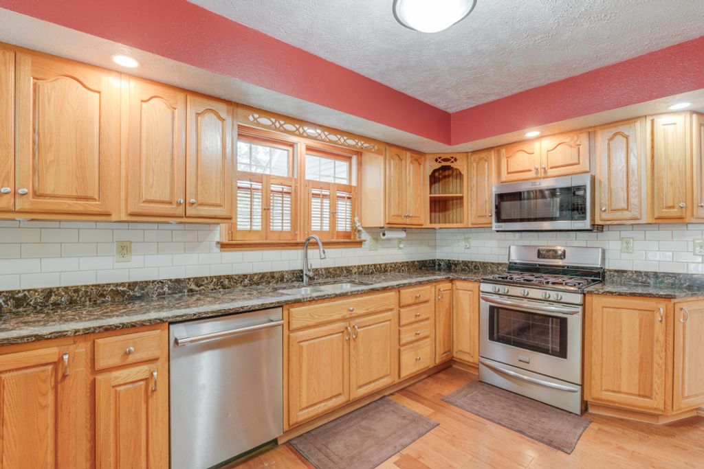 Image 21 of property listing at 14798 N Serenity Lane, Mt Vernon, IL 62864