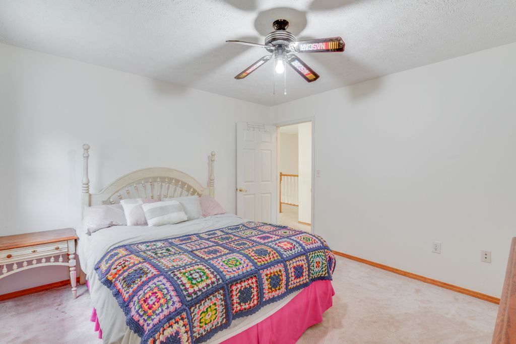 Image 34 of property listing at 14798 N Serenity Lane, Mt Vernon, IL 62864
