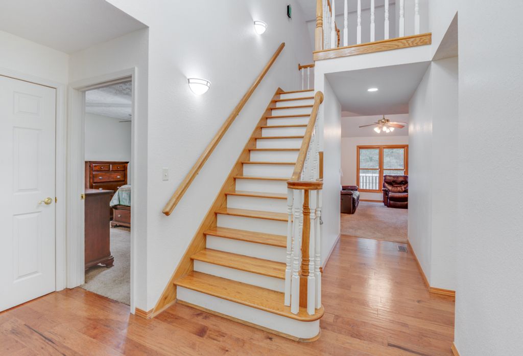 Image 6 of property listing at 14798 N Serenity Lane, Mt Vernon, IL 62864