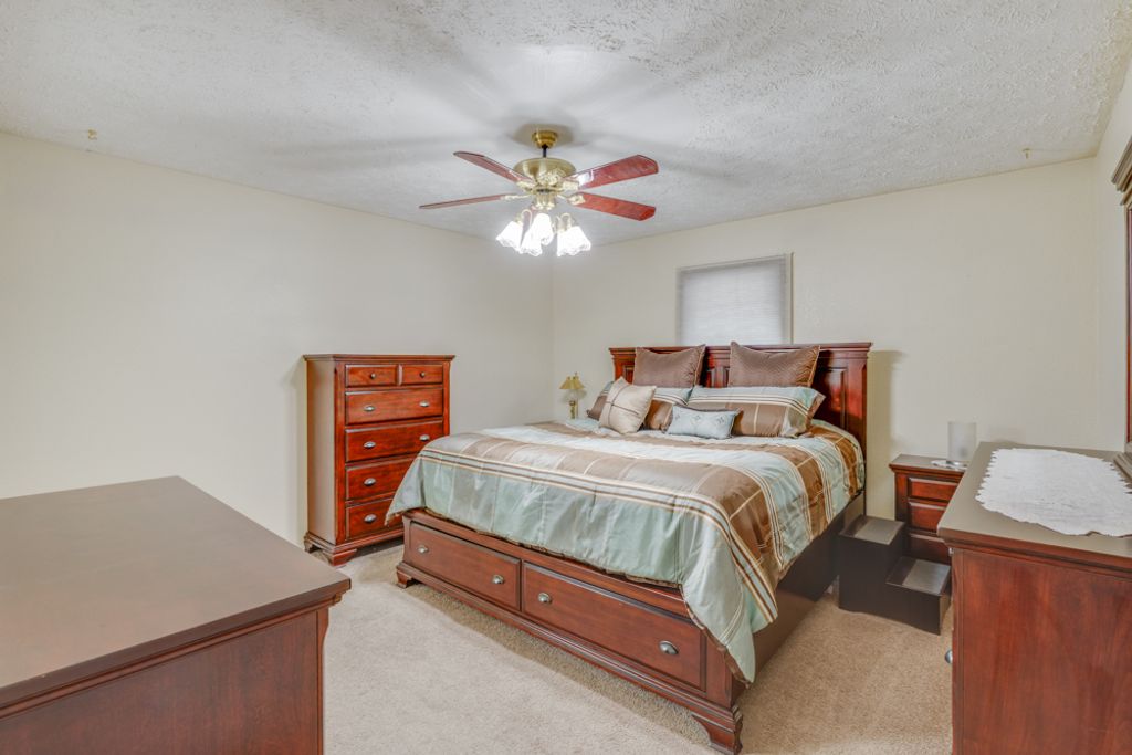 Image 7 of property listing at 14798 N Serenity Lane, Mt Vernon, IL 62864