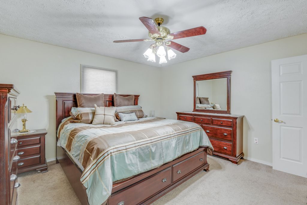 Image 8 of property listing at 14798 N Serenity Lane, Mt Vernon, IL 62864