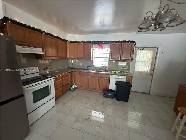 162 SE 27th Way, Boynton Beach, FL 33435