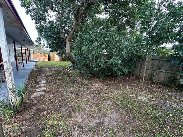 162 SE 27th Way, Boynton Beach, FL 33435
