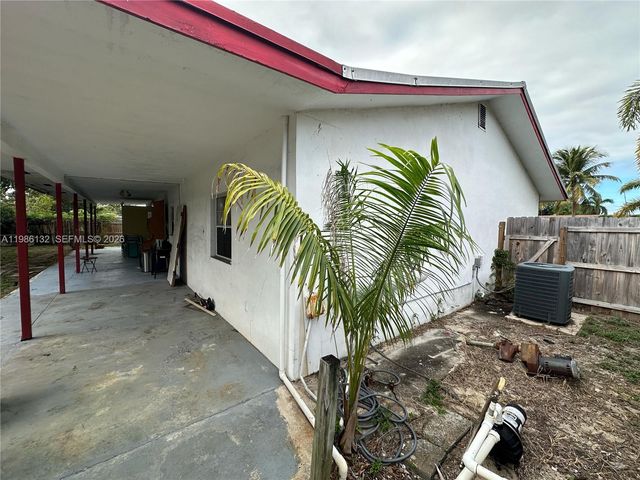162 SE 27th Way, Boynton Beach, FL 33435