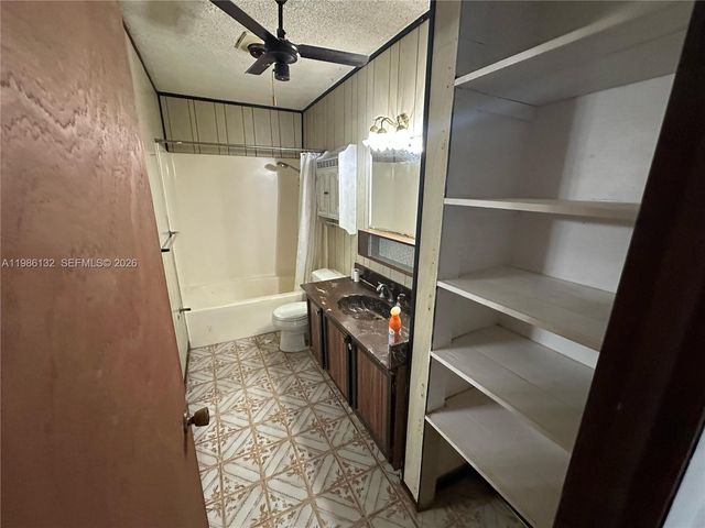 162 SE 27th Way, Boynton Beach, FL 33435