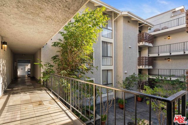 11706 Montana Avenue 204, Los Angeles, CA 90049