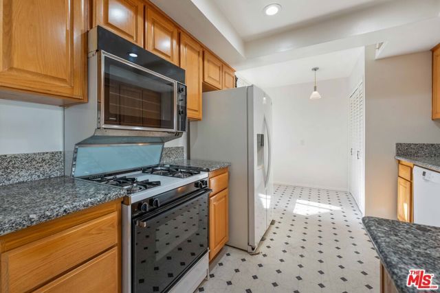 11706 Montana Avenue 204, Los Angeles, CA 90049