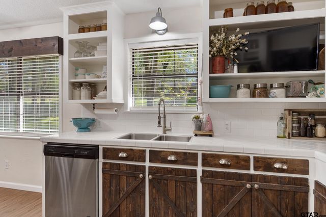 10194 Creek Bend Dr, Tyler, TX 75707