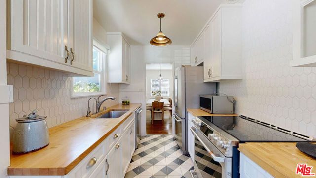 11350 Albata Street, Los Angeles, CA 90049