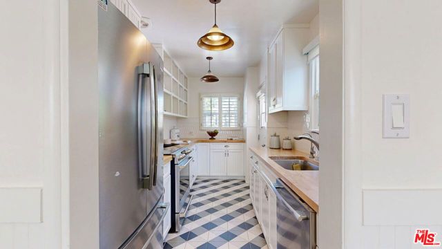 11350 Albata Street, Los Angeles, CA 90049