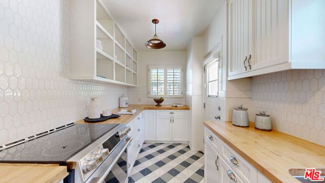 11350 Albata Street, Los Angeles, CA 90049