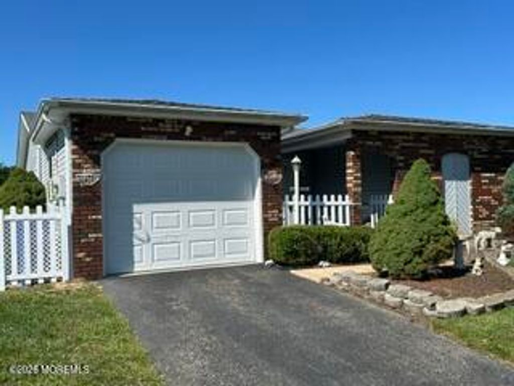 8 Lamb Road, Brick, NJ 08724