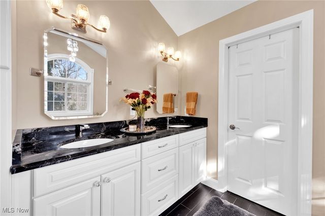 2300 Hampton Ledges Drive, Cuyahoga Falls, OH 44223