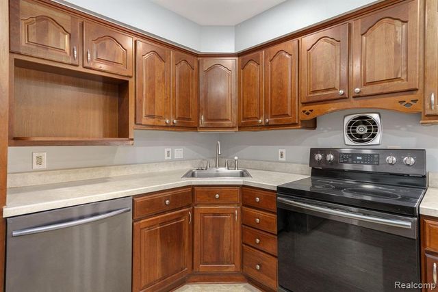 8318 Christine Street, Warren, MI 48093